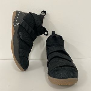 Nike LeBron Soldier XI Size 6.5 youth